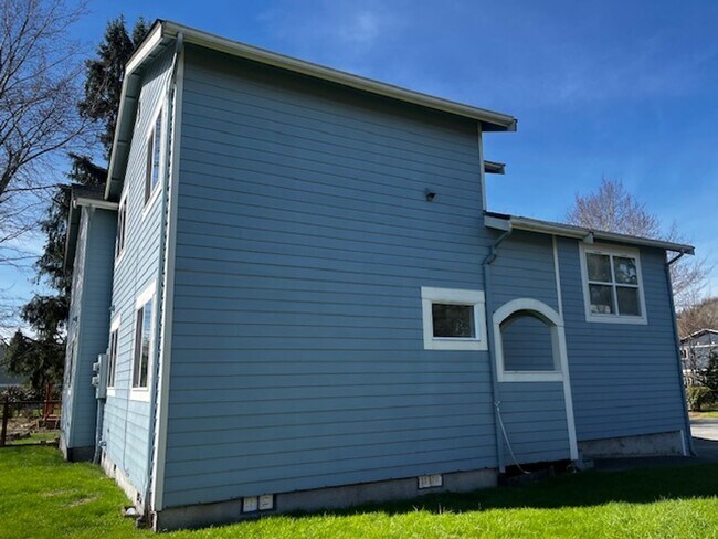 Building Photo - 4 Bed 2 Bath 2 Car Garage Unit Close to WWU and Fairhaven