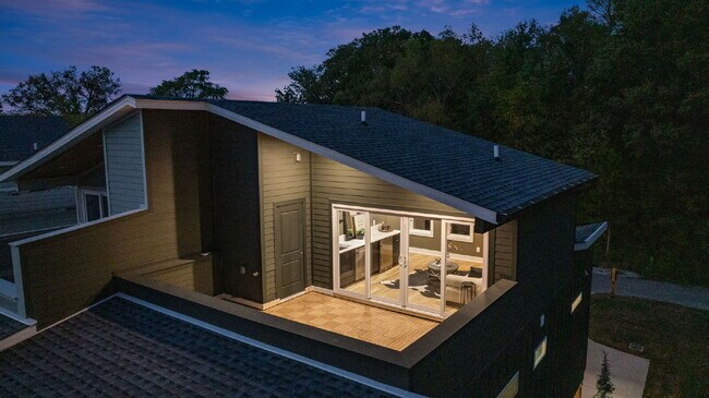 Building Photo - "Spacious 4-Bed, 4-Bath Gem in Nashville -...