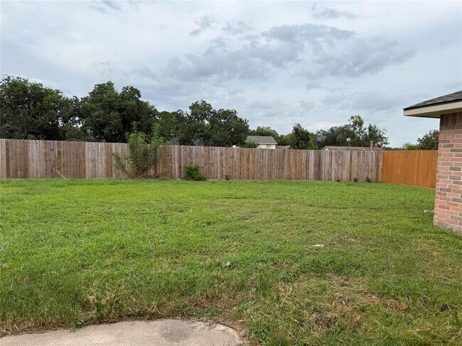 Building Photo - 451 Oakdale Dr