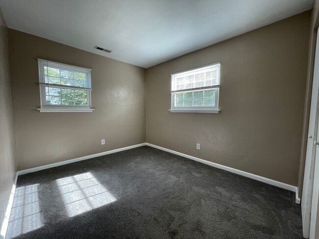 Building Photo - AVAILABLE NOW! 4 BEDROOM 2 BATH SINGLE FAMILY HOME IN CAROLLANE FARMS