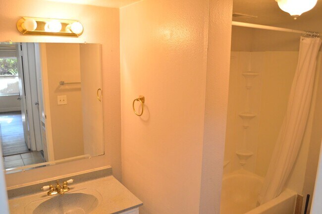 Building Photo - Beautiful Condo in Prime Centerville Location!