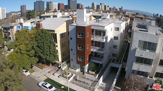 Building Photo - 1424 S Bentley Ave