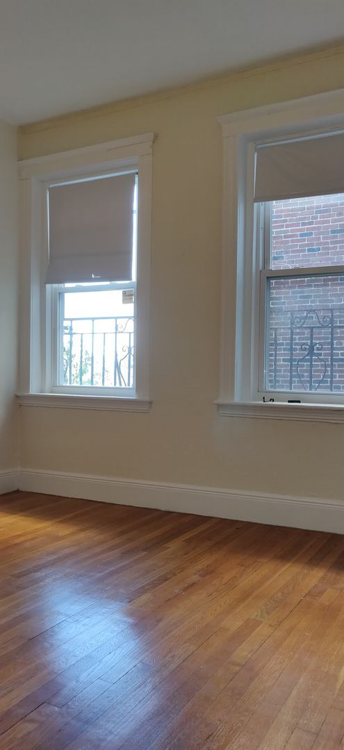 Building Photo - No brokers Fee, No Security Deposit, Eleva...