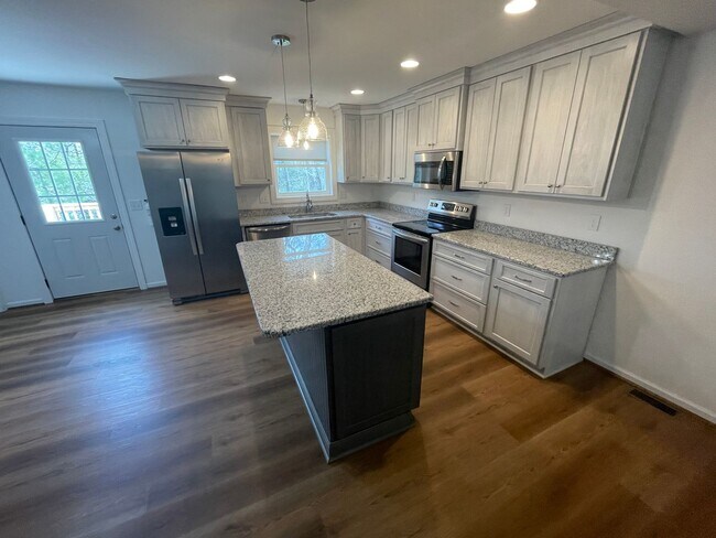 Building Photo - 350 Pinewood Circle