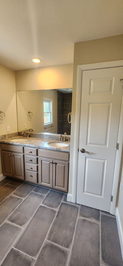 Building Photo - Right in the heart of Crossville *Complete...