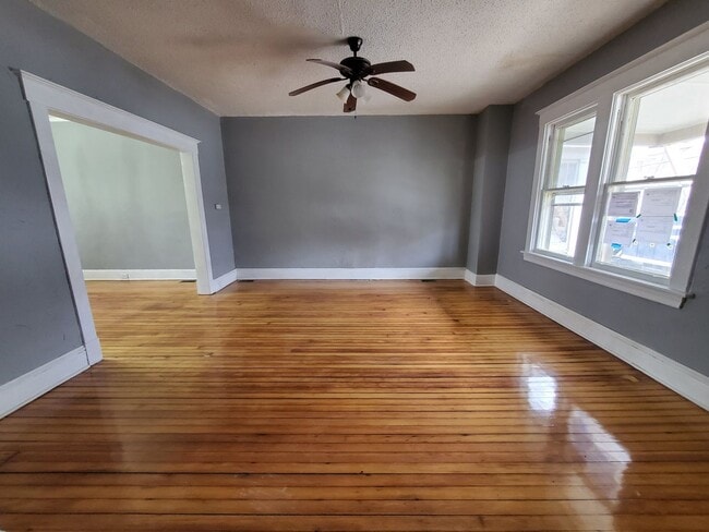 Building Photo - Single Family Home w/ HUGE Yard