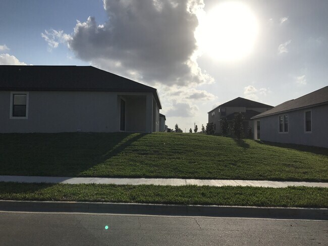 Building Photo - 3/2 Plus Den Located in Summerlake $2895