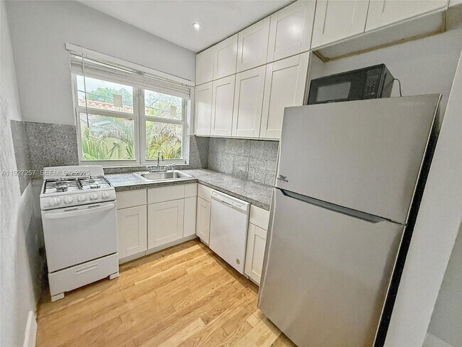 Building Photo - 315 W 28th St