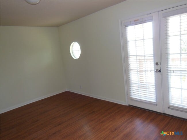 Building Photo - 753 Great Oaks Dr