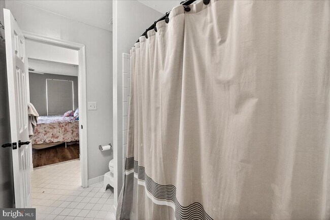 Building Photo - 910 Featherstone St