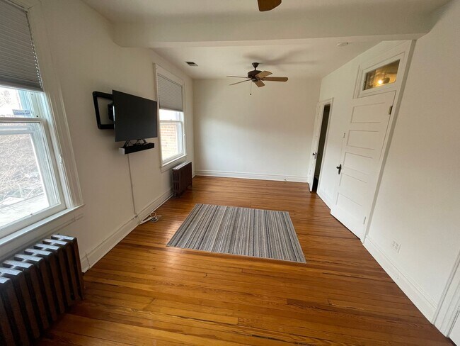 Building Photo - 2 Bedroom/3 level Townhome in Adams Morgan!