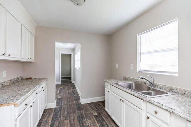 Building Photo - 3035 W Lucas Dr
