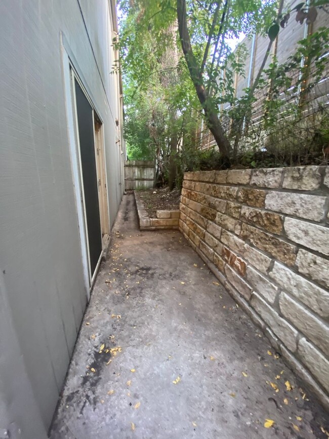 Building Photo - 2Bed/2Bath Condo in Travis Heights