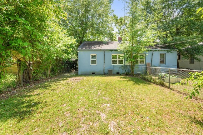 Building Photo - Cozy Duplex Unit with Fully Fenced Back Yard