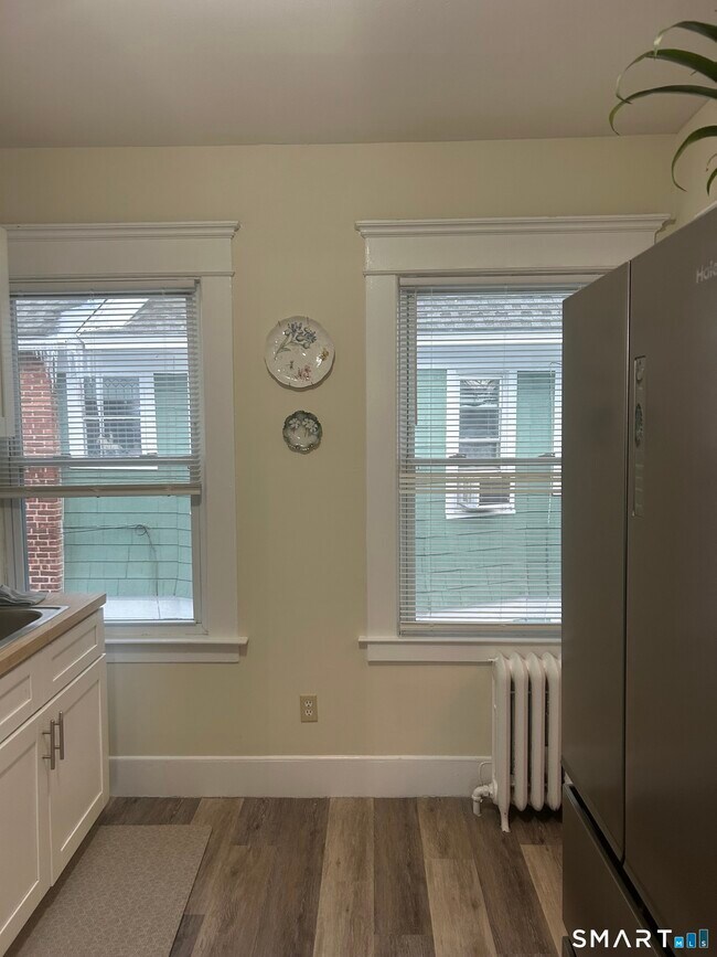 Building Photo - 1946 Chapel St