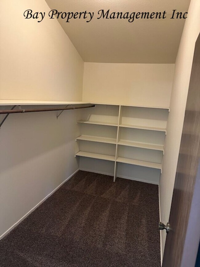 Building Photo - Rent Reduced! Charming 3-Bedroom Townhouse...
