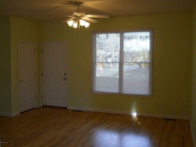 Building Photo - 3 Bedroom, 2 Bath Townhome in Uptown Black...