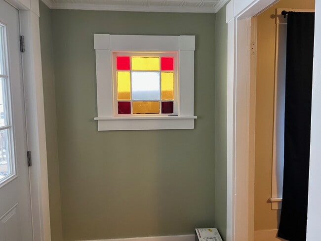 Building Photo - Half duplex with 3 bedrooms, one full bathroom