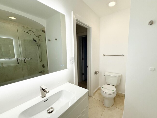 Building Photo - 5835 La Gorce Dr