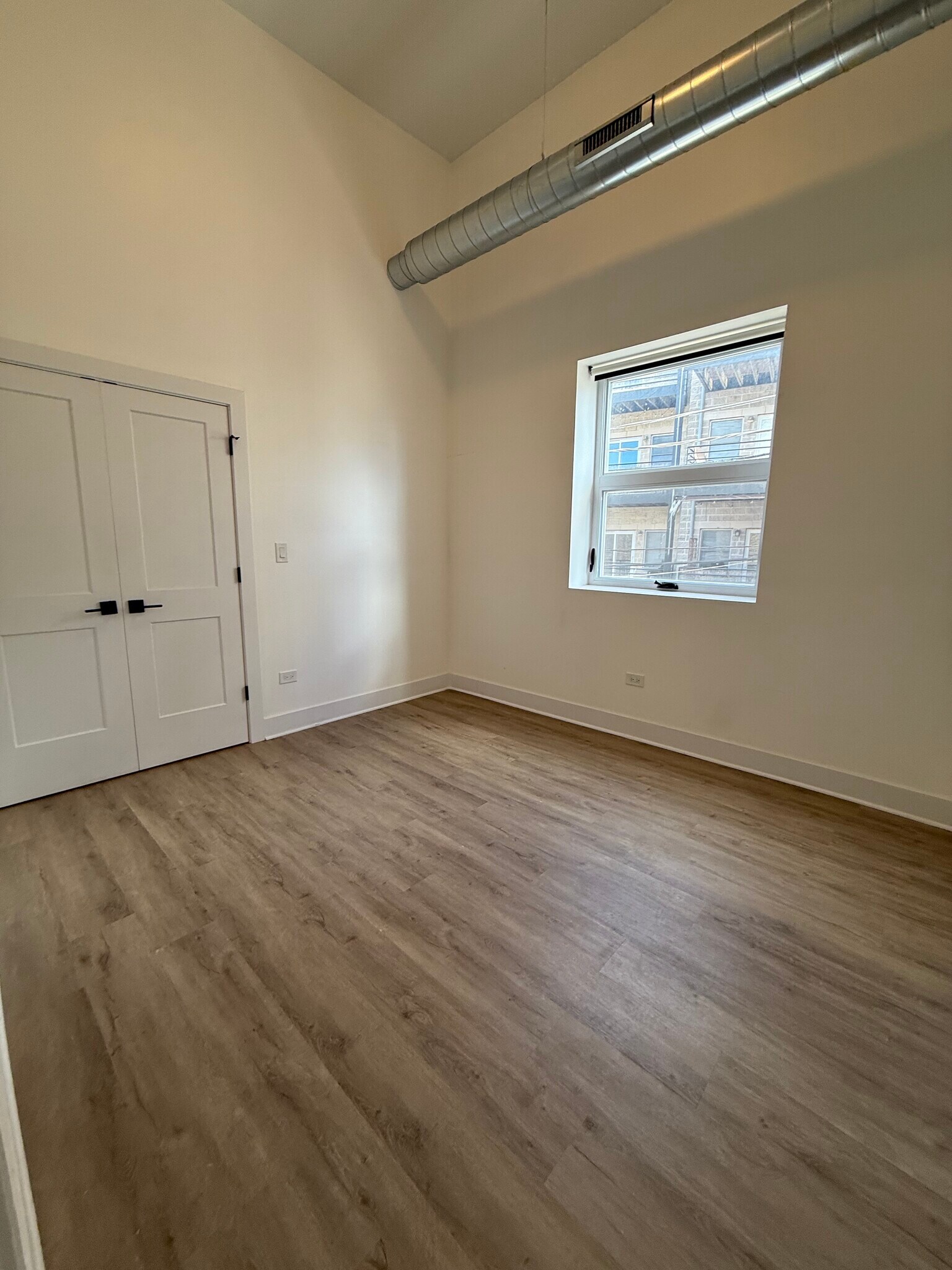 Building Photo - 4735 N Artesian Ave