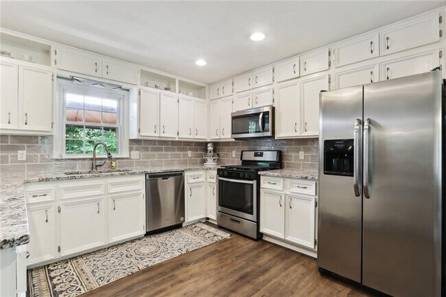 Building Photo - Beautifully Renovated 3-Bedroom, 2-Bath Ra...