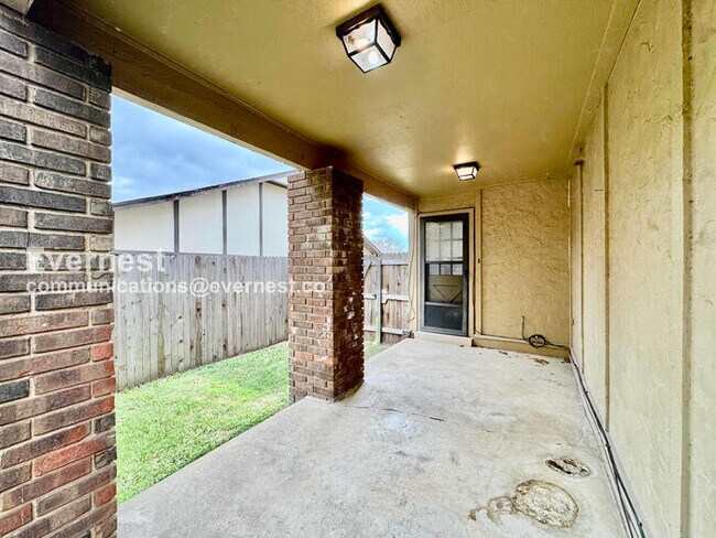 Building Photo - 3 Bed, 2 Bath Home with Garage / Pet-Friendly / Available Now!