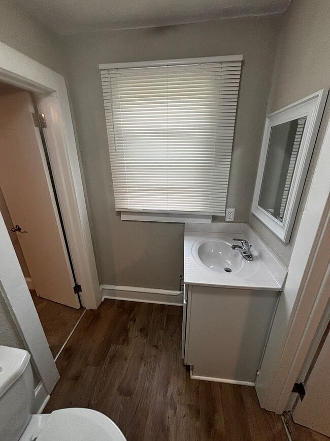 Building Photo - 2 Bedroom 1 Bathroom Single family Ranch l...