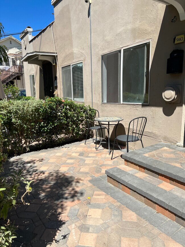 Building Photo - 940 N Serrano Ave