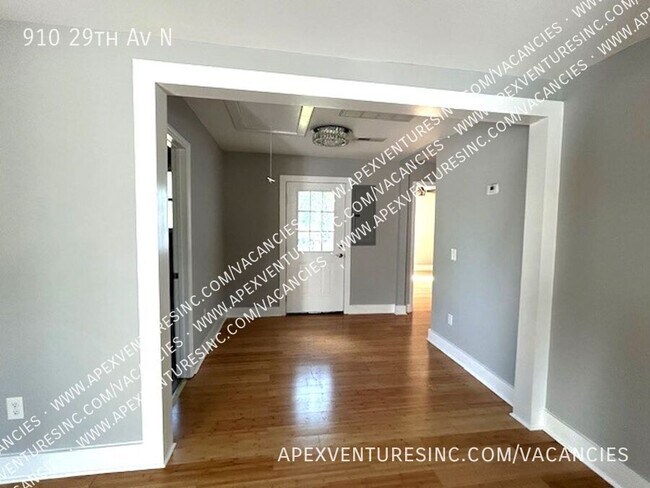 Building Photo - 910 29th Ave N