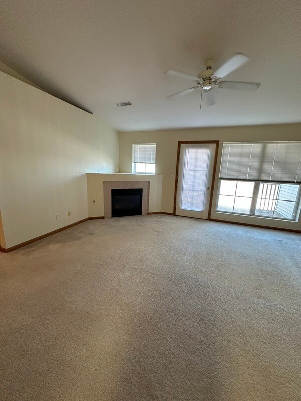 Building Photo - 6601 Creekside Dr NE
