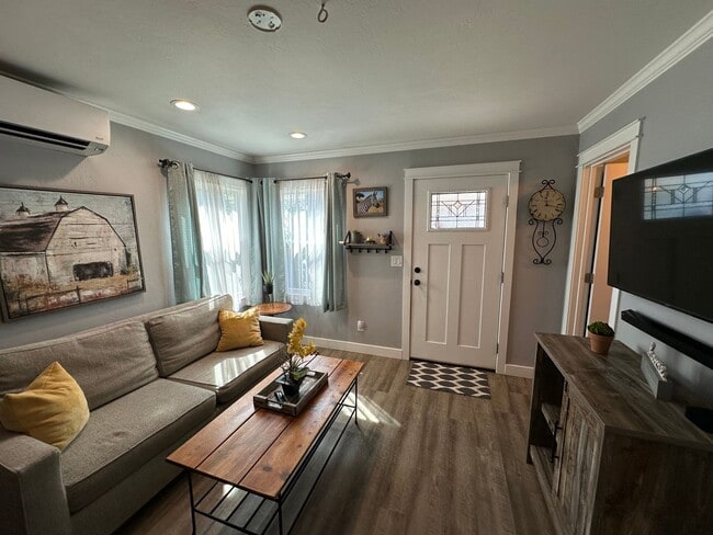 Building Photo - 1163 1/2 Park Blvd - Month to Month