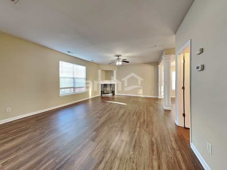 Building Photo - 2476 Ingleside Dr