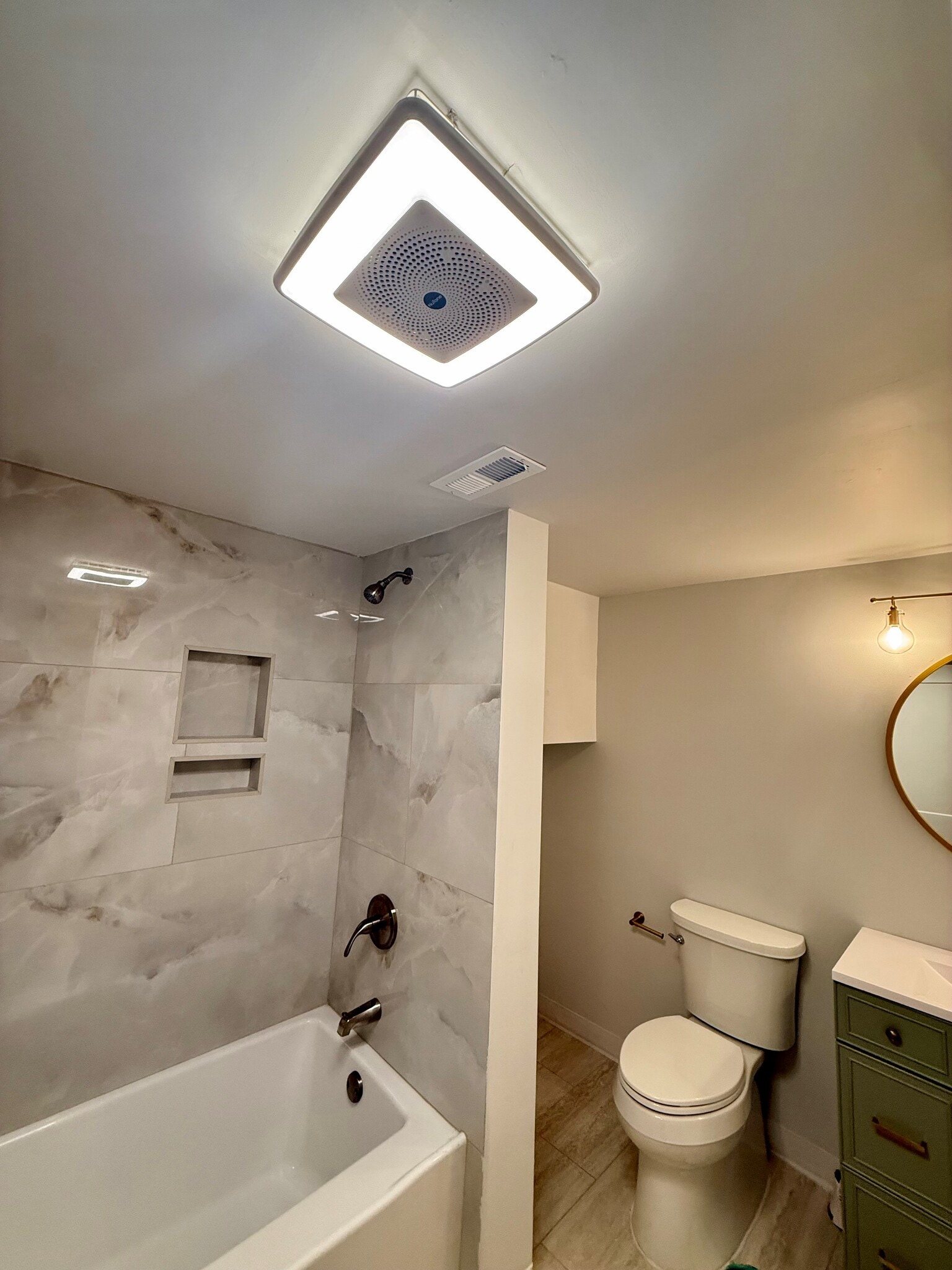 Building Photo - 39 E Clifton Ave