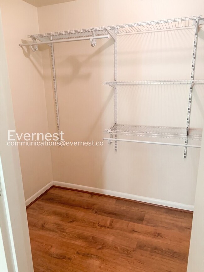 Building Photo - Spacious 3 Bed, 2 Bath Condo / Coming Soon!