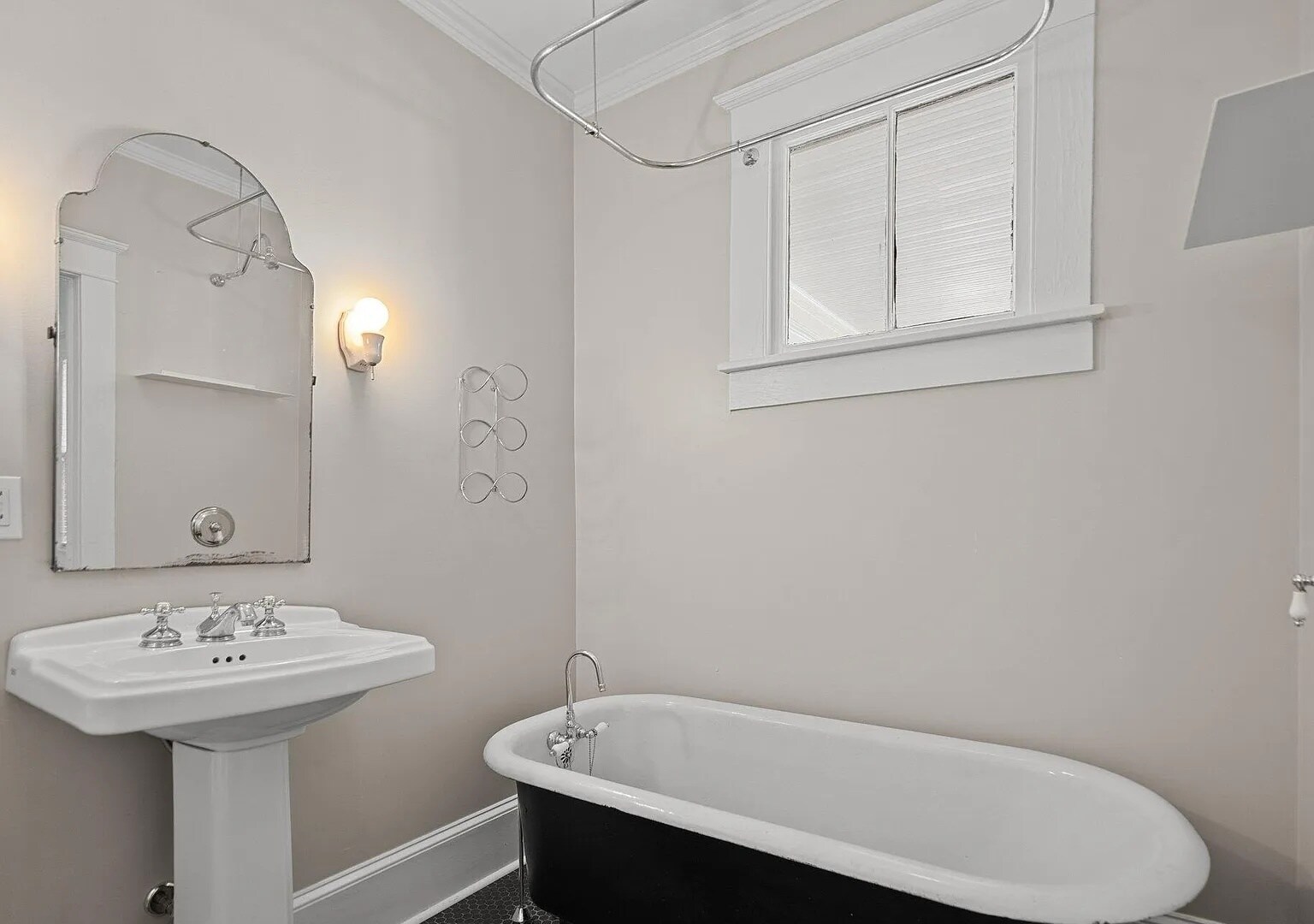 Main Bathroom - 1904 Wolcott Ave