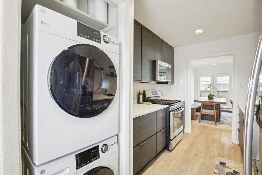 Building Photo - 1106 W 6th St