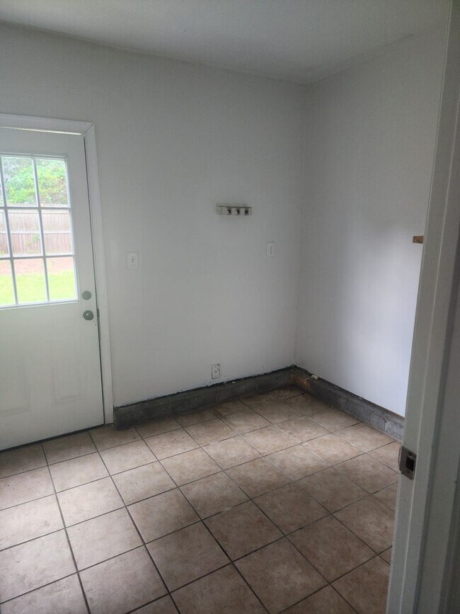 Building Photo - 1285 Sir Kay Dr
