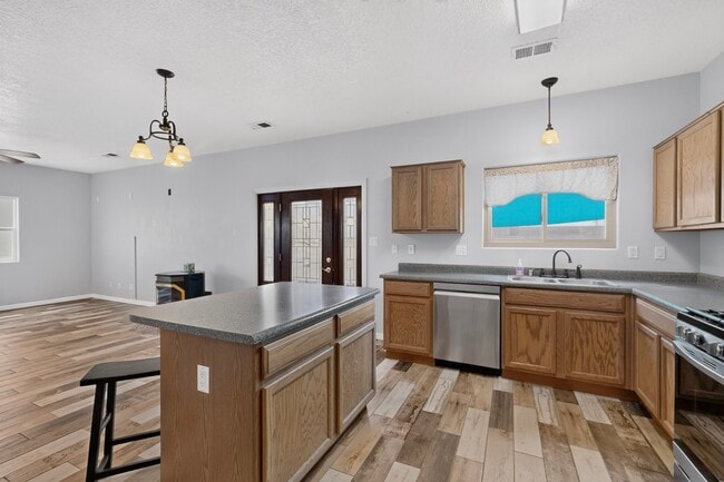 Building Photo - 624 Torretta Dr SW
