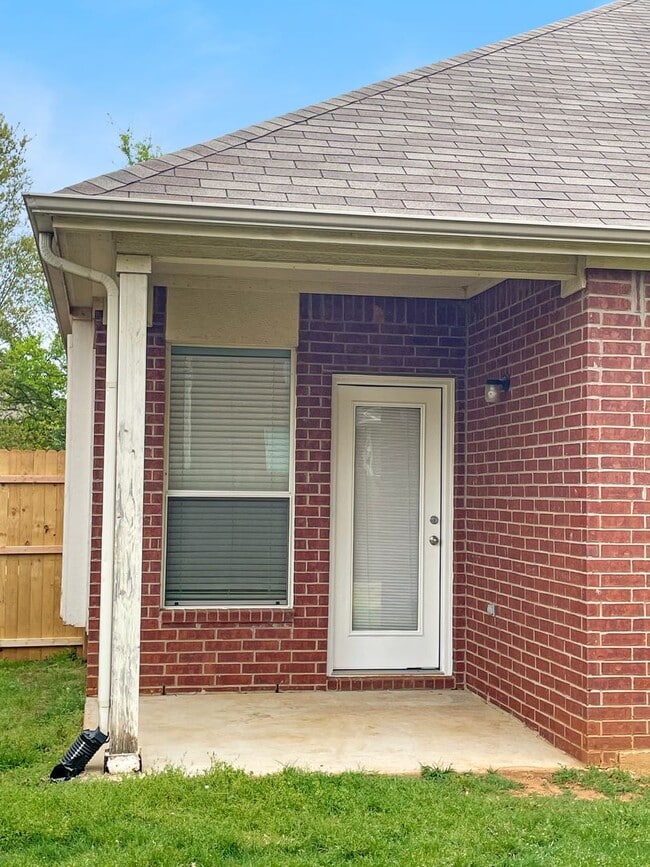 Building Photo - Spacious Home with Split-Bedroom Design Near Texas Motor Speedway!