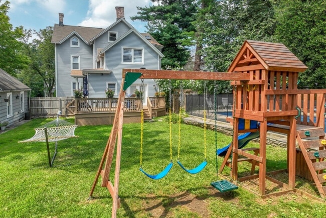 Building Photo - 139 W 4th Ave