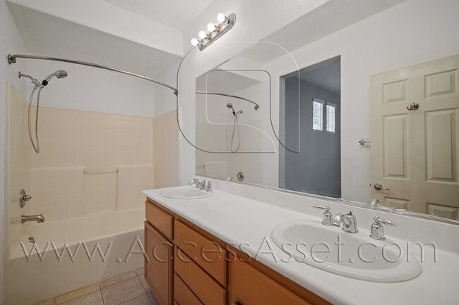 Building Photo - 3 Bed / 2.5 Bath Townhome | Open Layout + Modern Finishes