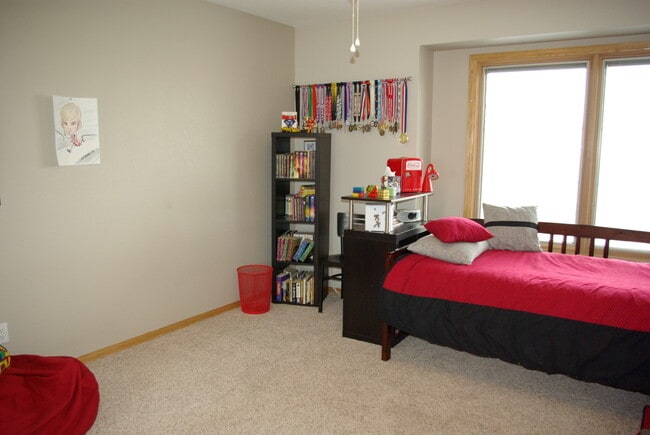 Building Photo - 6bed/4bath oversized 2 car garage fenced in back yard Cheyenne Mountain School District