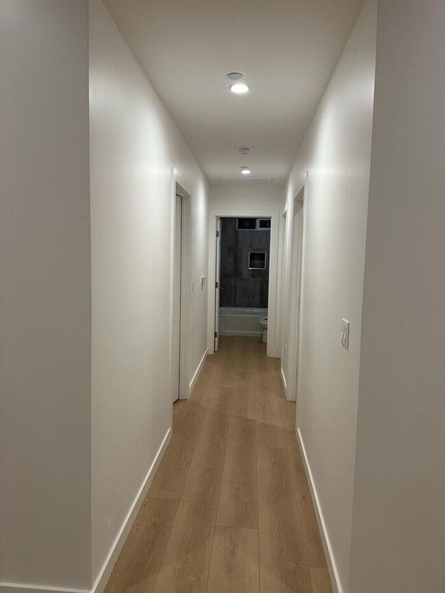 Building Photo - Stunning 3 Bedroom 2 Bathroom House for Re...