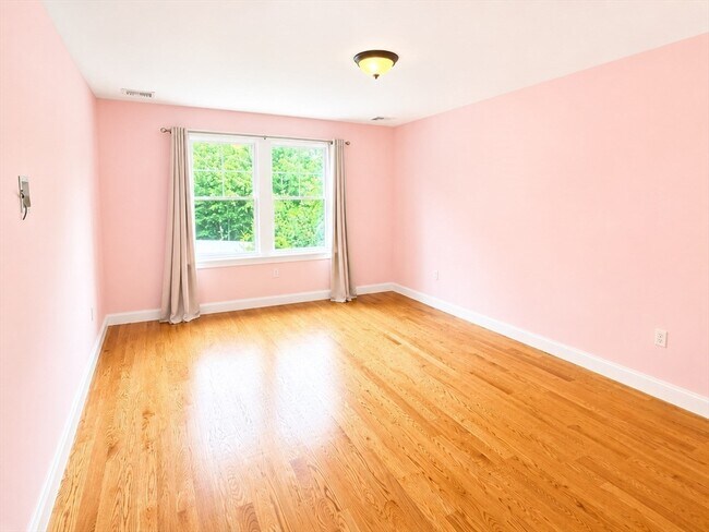 Building Photo - 122 Laconia St