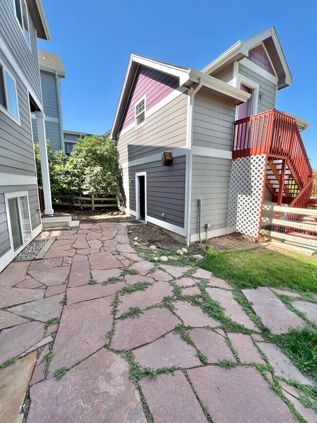 Building Photo - 3 bed 3.5 Bath with Bonus Studio Suite Above Detached Garage!
