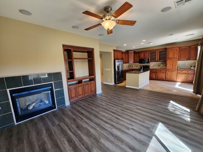 Building Photo - Stunning 4 Bed 3 Bath 2 Story Home with Loft