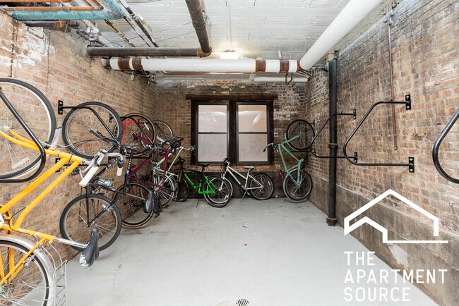 Building Photo - 436 W Surf St