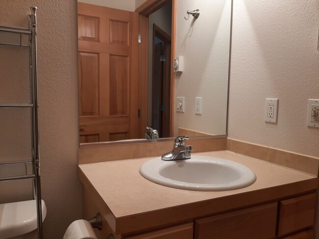 Building Photo - Golf course views, 3 bed 2 bath rambler!