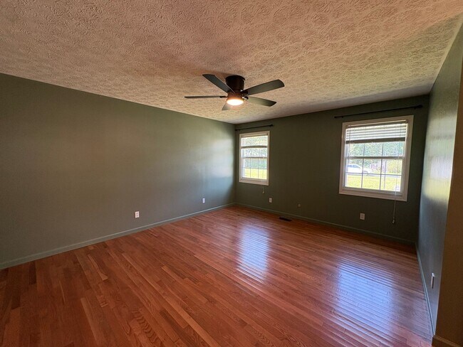 Building Photo - 671 Circle Dr