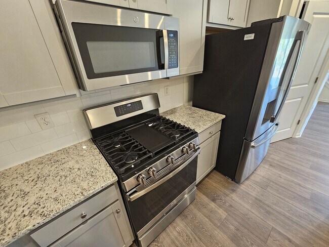 Building Photo - Like New townhome in Monroe!